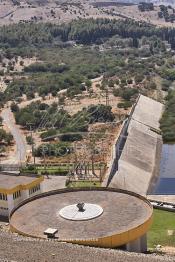 Image du Maroc Professionnelle de  Le barrage Oued El Makhazine, conçu pour le développement et  l'irrigation du périmètre du Loukkos. Ainsi les champs situés dans le triangle Ksar El Kébir, Larache, Moulay Bouselham profitent de cette infrastructure. Cette importante réalisation située sur El Oued Loukkos sert à la régularisation inter annuelle des débits tout en formant une protection contre les crues, au Jeudi 1er Septembre 2005 à cette datte le barrage dispose 309 Million de M3. (Photo / Abdeljalil Bounhar)